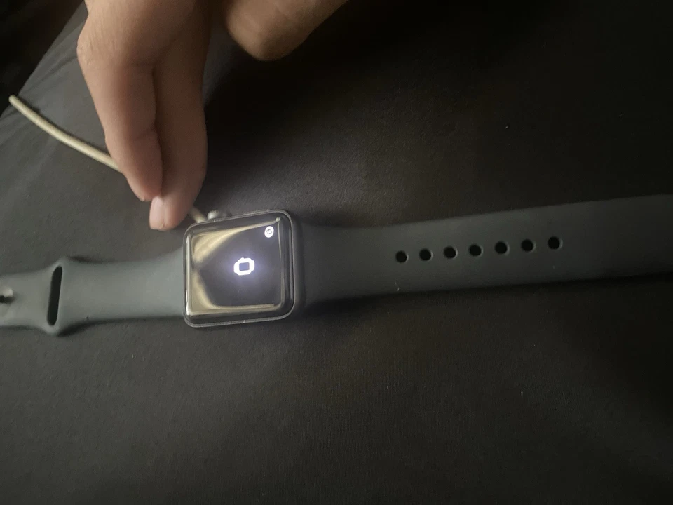 Apple Watch Series 3, 38 мм, космический серый с ремешком, APPLE ID или iCloud  - Изображение 1 из 4