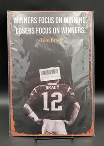 Tom Brady Blechschild Wanddeko 12x8 in "Winners Focus On Winning..." - NEU - Bild 1 von 5
