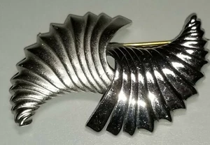 Broche ondulado acabado brillante y mate tono plata texturizado Monet firmado de colección - Imagen 1 de 9