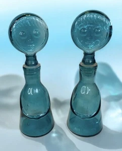 MCM Vintage Acqua Blu Vetro Donna Decanter Bottiglie Con Tappi Set di 2 - Foto 1 di 14