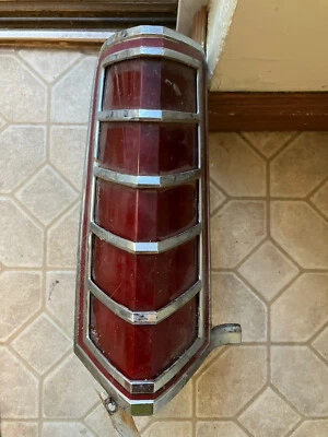 Левый задний фонарь для Lincoln Continental Mark V 1977–1979 годов выпуска - Изображение 1 из 2