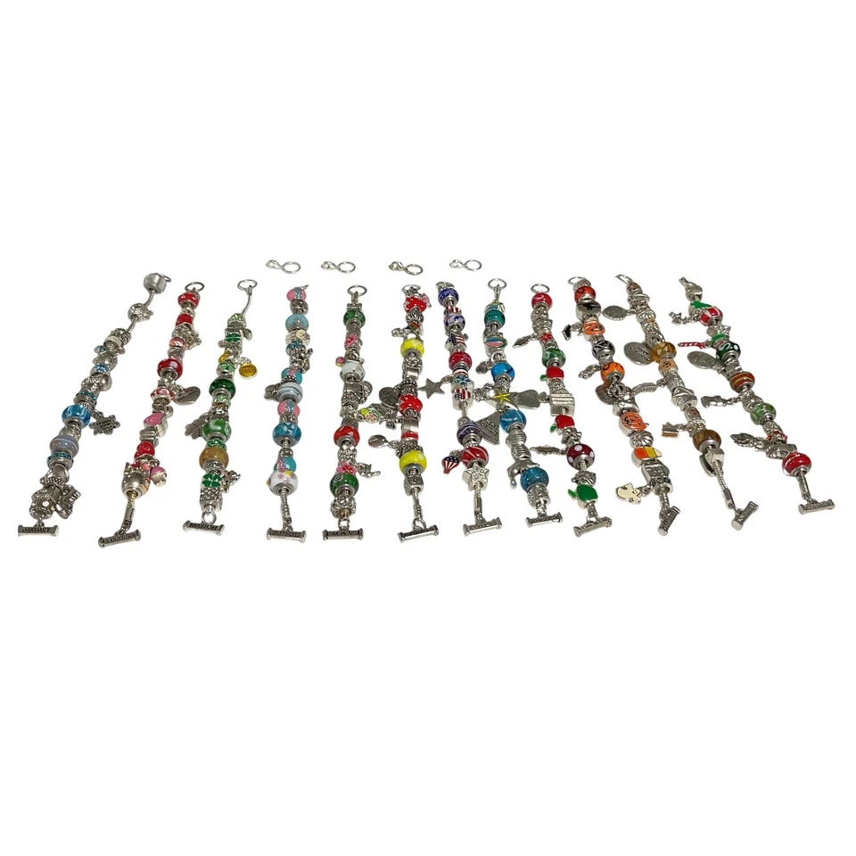 Pulseras Willabee & Ward 12 dijes, meses, temáticas navideñas, plateadas y extensores Foto 1 de 4