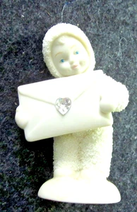Figura de 3” April Department 56 SnowBaby “Carta de Feliz Cumpleaños” - Imagen 1 de 4