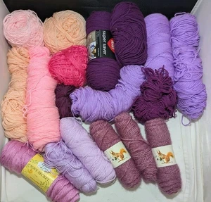 Riesiges gemischtes Set Garn Knäuel Kuchen verschiedene Marken & Größen 4,1 Pfund rosa lila - Bild 1 von 5