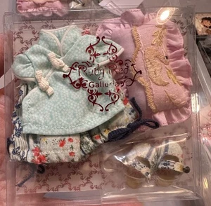MUÑECA GALLERIA ROJA RUBÍ YU PING ROPA DE DORMIR GEMELOS SIN USAR, EN CAJA - Imagen 1 de 3
