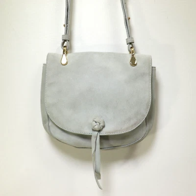 Сумочка-седло Elizabeth and James Zoe размер S ледяной серый замшевый через плечо с кисточками на подкладке - Изображение 1 из 4