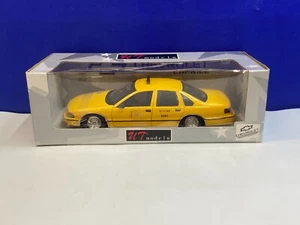 UT MODELS 1/18 SCALE CHEVROLET CAPRICE NEW YORK CITY TAXI CAB W/ CHROME WHEELS - Picture 1 of 8