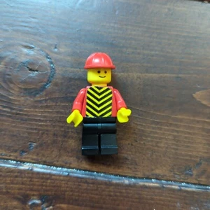 Lego PLN079 – Town - Red Torso, Yellow Chevron Sticker No Vest - Picture 1 of 2