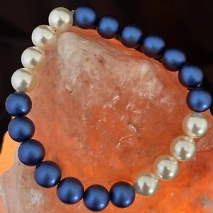 Gr. Armband mit 7 Steinen Swarovski irisierend dunkelblau Perle & cremefarbene Perlen �� (115) - Bild 1 von 4