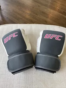 UFC Brand Boxing Kickboxing Punching Bag Gloves, For Women 7oz medium - Picture 1 of 3