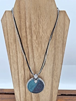 Ожерелье Chico's из черной кожи с серебряным тросом круглое бирюзовая эмаль подкладка подвеска 18 дюймов - Изображение 1 из 4