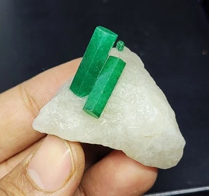 Esmeralda natural de Zambia de 167 quilates áspera en matriz de cuarzo muestra piedra preciosa de cristal - Imagen 1 de 8