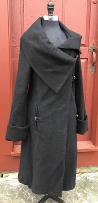 WOMANS FRENCH STYLED BLACK WOOL COAT EXCEPTIONAL TAILORED DETAIL US SZ 6 EX COND - Image 1 of 4