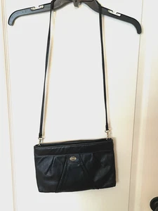 Schwarze Leder Damen Handtasche mit abnehmbarem Riemen und Innen- und Außentaschen mit Reißverschluss - Bild 1 von 5