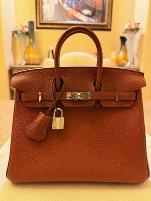 HERMÈS **REGALABLE** 'W' 2024 Birkin 25 Rouge H Togo Cuero con Herrajes de Paladio Foto 1 de 4