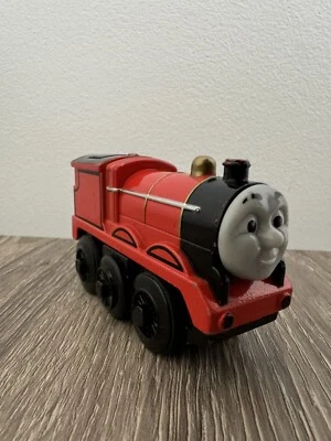 Thomas & Friends Ferrovia de Madeira Motorizada Diecast James 2012 Não Testada - Imagem 1 de 4