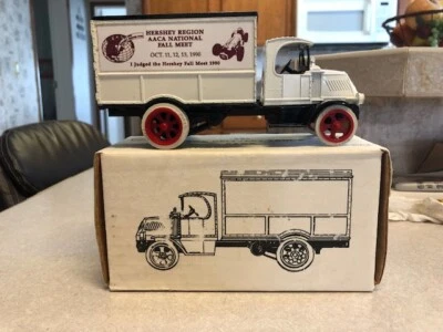 Camión de reparto ERTL 1926 fundido a presión Mack, premio Hershey Region Judces 1990 Foto 1 de 4