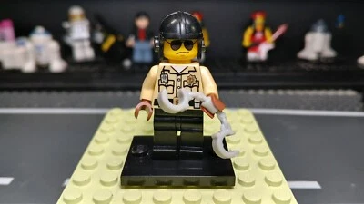 LEGO COLLECTIBLE MINIFIGURE - SERIES 2 - TRAFFIC COP (COL022) R9 - Image 1 of 2
