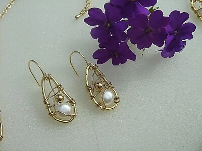 Gold Ohrringe mit Perlen, ausgefallenes Design, Designerschmuck - Bild 1 von 4