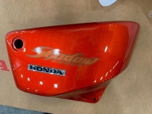 Cubierta lateral derecha Honda Shadow Sabre VT1100C 2003 83510-MCK-A40ZB nuevo de lote - Imagen 1 de 3