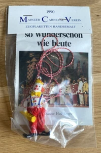 Zugplakette Mainz 1990, Clown m. roter Hose, MCV, ovp, Zugplakettchen Fastnacht - Bild 1 von 2