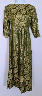 Vestido de anfitriona vintage de la década de 1950 Best & Co. estilo Dorian brocado verde dorado lamé Foto 1 de 4