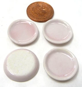 4 Pink Keramik Teller 2cm Tumdee 1:12 Maßstab Puppenhaus Miniatur Küche P26 - Bild 1 von 1