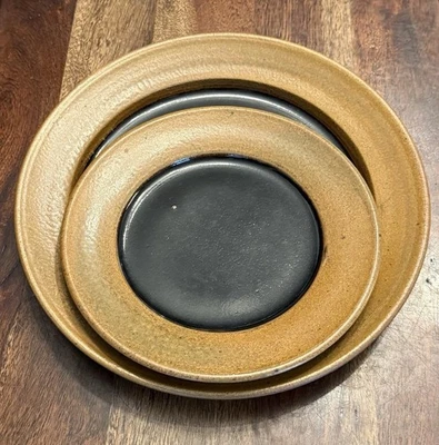 2 Platos Lanzados a Mano Negro Marrón Cerámica Otoño Mesa Fiesta Halloween Acción de Gracias Foto 1 de 4