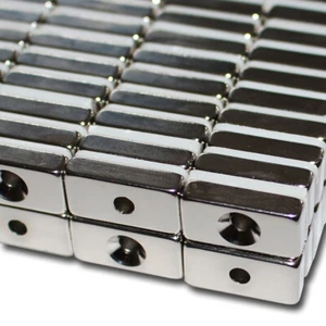2 MAGNETI PARALLELEPIPEDO AL NEODIMIO 20x10x5 mm 3,5 mm FORO ABBASSAMENTO NORD AVVITARE 4 KG - Foto 1 di 2