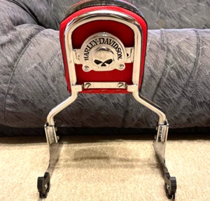 Harley Dyna Backrest with Skull Logo Red and Chrome Passenger Backrest - Imagen 1 de 13