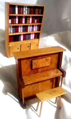 Casa de muñecas 1" muebles miniatura de colección piano de madera con banco estantes para libros estantería Foto 1 de 4