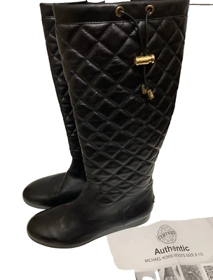 Certificado de Autenticidad Nuevo Michael Kors Lizzie Icónico Dorado MK Logo Acolchado Cuña Bota de Montar Talla 8.5 Foto 1 de 4