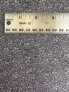 CRANSTON BAUMWOLLSTOFF grau, marineblau, winzige Blätter Muster Steppen 1 Yd 20 im Schnitt - Bild 1 von 6