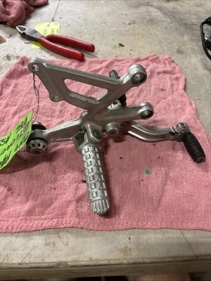 Aprilia Tuono V4 1000 OEM 858734 estriba derecha montaje pedal freno 2014 usado Foto 1 de 4