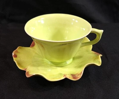 Juego de platillos vintage en forma de taza de té y pétalo con flor amarilla Foto 1 de 4