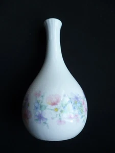 WEDGWOOD "ANGELA DESIGN" BUD JARRÓN. - Imagen 1 de 3