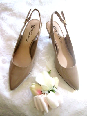 BELLA VITA SCARLETT ll FAUX PATENT LEATHER POINTED TOE 8N Slingback KITTEN PUMPS - Image 1 of 4