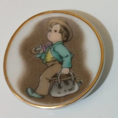 Miniatura Casa de Bonecas Decorativa Acabamento Dourado Placa Menino Viajante 1" Porcelana Japão - Imagem 1 de 4