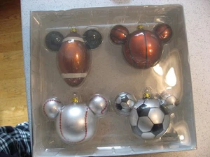 Disney's Holiday Collection Set di 4 Ornamenti Natalizi in Vetro Sportivo Orecchio di Topolino - Foto 1 di 6