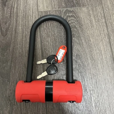 Abus 440A Alarm U-Lock - 4.2 x 6.3", Keyed, Black/Red, Includes bracket - Image 1 of 4