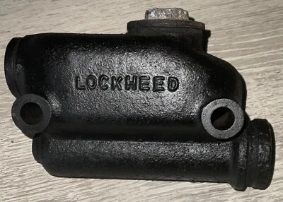 UN CILINDRO MAESTRO DE FRENO LOCKHEED DE UN MORRIS MINOR Foto 1 de 4