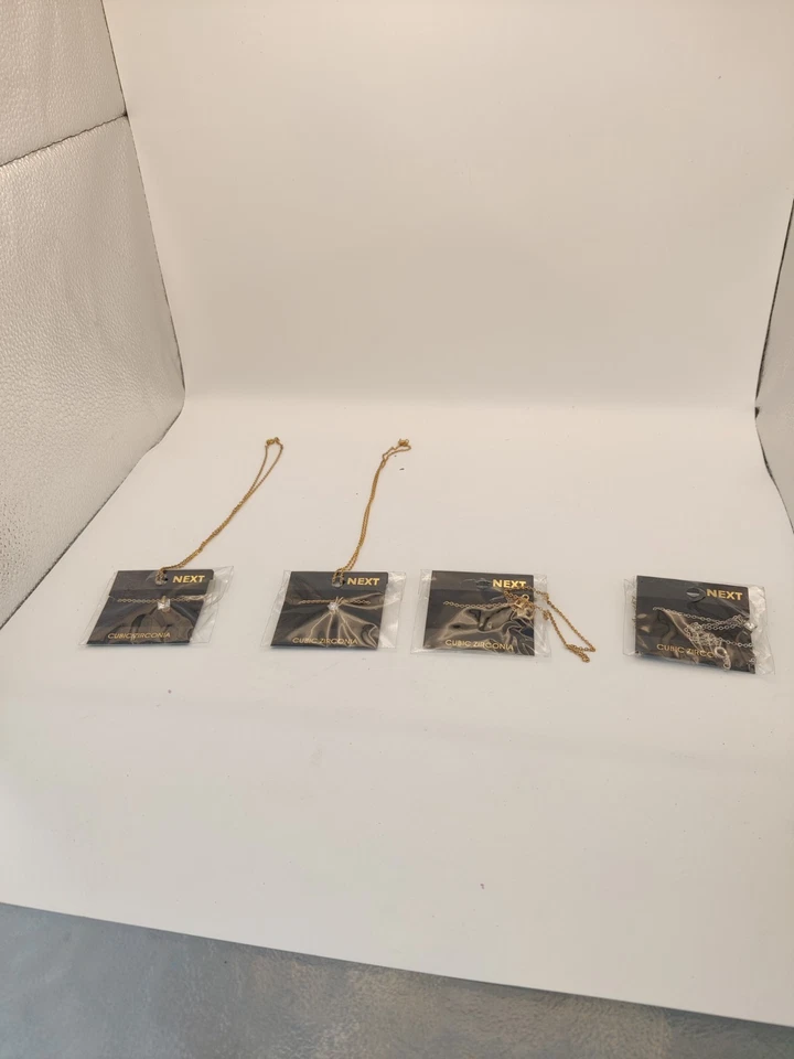 4 zircônias cúbicas com correntes da Next ainda embaladas - Imagem 1 de 1