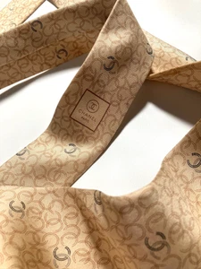 CHANEL VINTAGE CC COCO LOGO DIBUJO CORBATA HERRADURA CADENA GAMA ALTA ITALIA BEIGE - Imagen 1 de 23