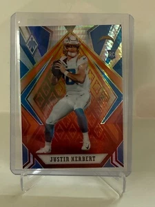 2020 Panini Phoenix - Justin Herbert RC #103 Fire Burst Los Angeles Chargers NFL - Bild 1 von 2