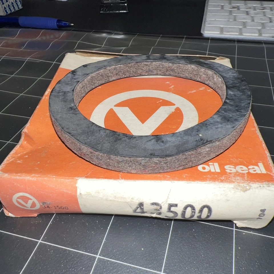 Victor 43500 =5MR1009 Front Inner Wheel Seal 1980 International Harvester S1624 - Image 1 of 4
