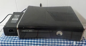 🔥Microsoft Xbox 360 S nero modello 1439 e adattatore Microsoft ac non testato - Foto 1 di 8