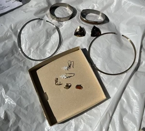 schönes Vintage Schmuck Konvolut Ringe Brosche Anstecknadeln Ohrringe altes Zeug Halsband Halskette - Bild 1 von 9