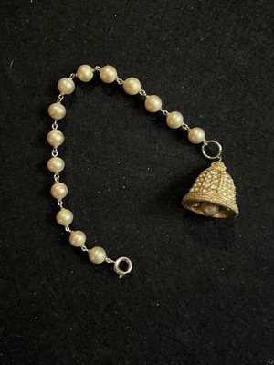 老式 Miriam Haskell? 人造珍珠手链带装饰铃铛吊坠 — 第 1/4 张图片
