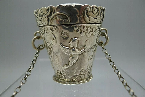DUTCH SOLID SILVER PEPPERMINT BOX UNUSUAL FIGURAL CHERUP PUTTI CHAIN SUPERB Cover