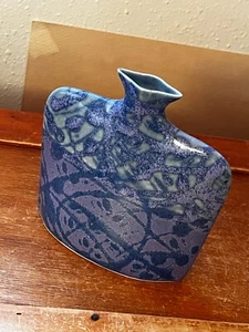 Künstler signierte lila & blaue dünne eingeklemmte Porzellanvase - 4,75 Zoll hoch x - Bild 1 von 8
